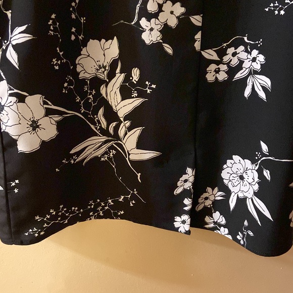 Jessica black with white flowers midi skirt - size 14 - Picture 4 of 5